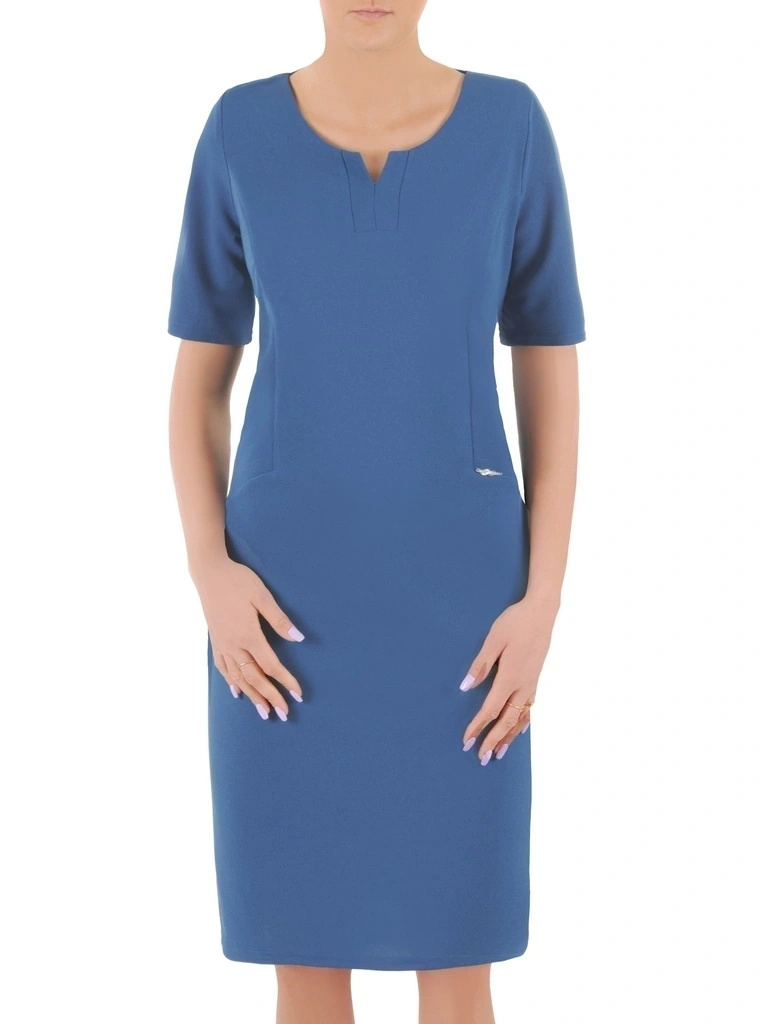 Elegancka niebieska sukienka midi o prostym kroju – wyszczuplające przeszycia i szykowny dekolt 37967