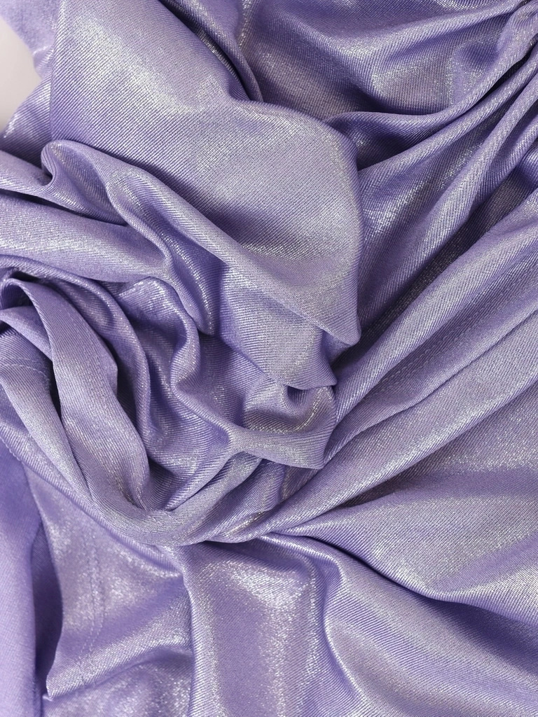 Elegancka suknia wieczorowa maxi w kolorze liliowym – prosty, kopertowy fason z ozdobną klamrą 39862