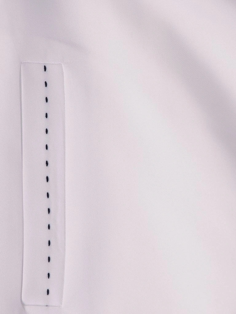 Elegancka sukienka koktajlowa w czerni i bieli – prosty fason z ozdobnymi przeszyciami 2979