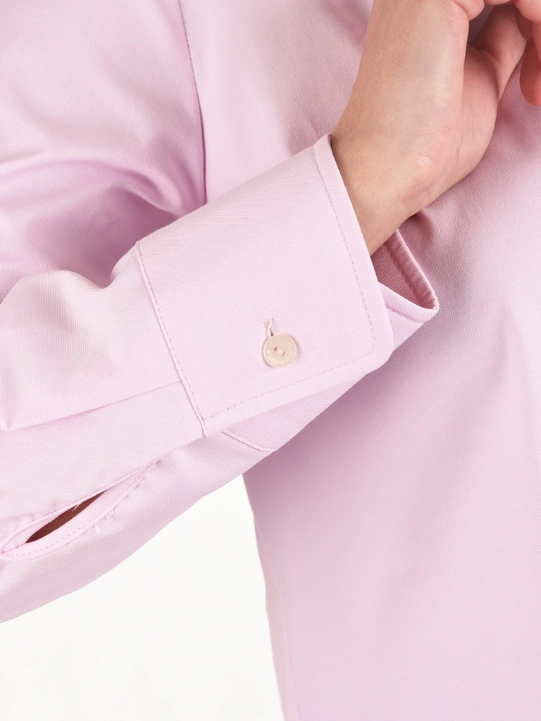 Elegancka koszula damska w kolorze pudrowego różu – prosty krój z kołnierzykiem i zaokrąglonym dołem 42119