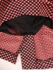 Koralowo-czarna sukienka midi w grochy o prostym fasonie – elegancki półgolf i wysmuklająca linia 32651