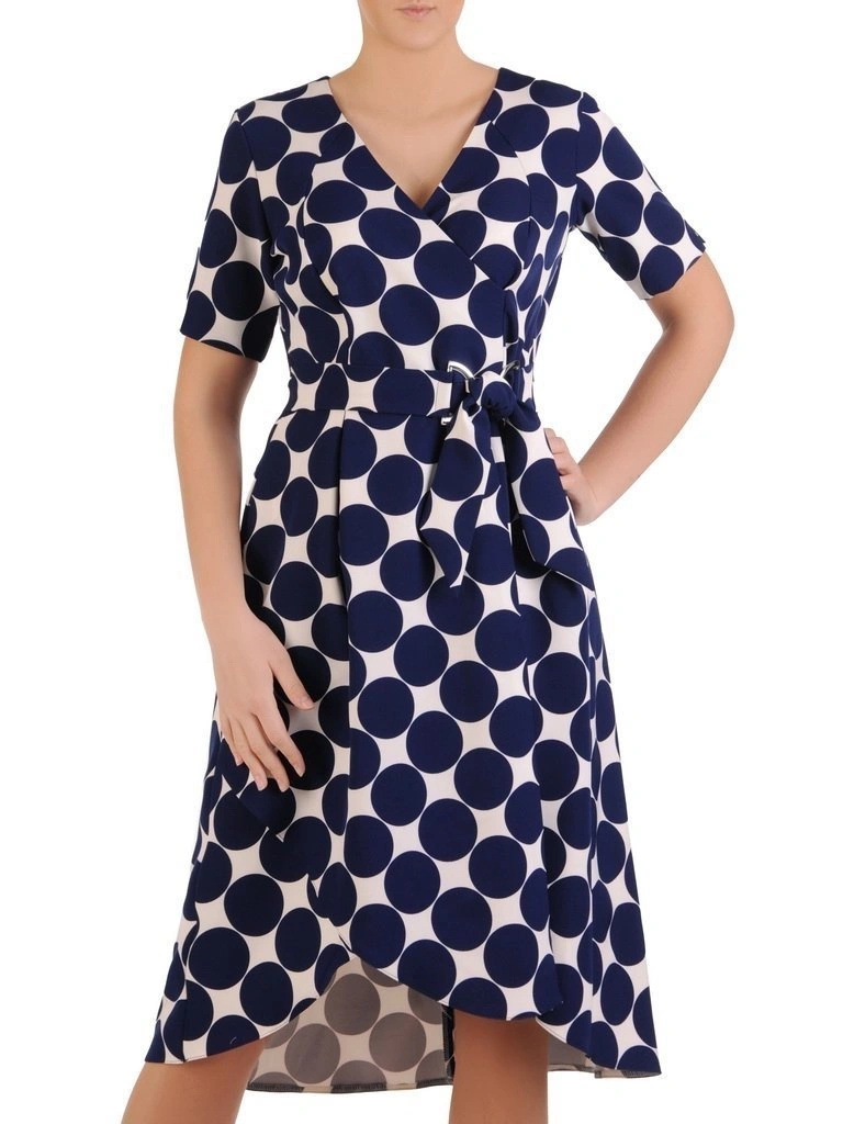 Elegancka granatowa sukienka midi kopertowa w grochy – zaszewki modelujące sylwetkę i pasek 25553