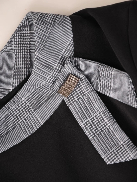 Elegancka sukienka biurowa w kratkę ze stójką – prosty krój z paskiem modelującym talię 37478