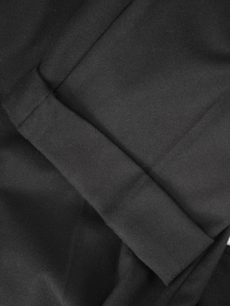 Klasyczne czarne spodnie damskie w prostym kroju – elastyczny tył pasa i stylowe kieszenie 37802