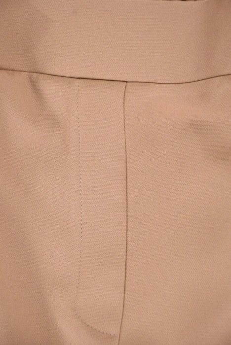 Elegancki garnitur damski na wesele cappuccino – prosty fason ze spodniami i paskiem 41906