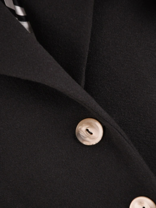 Elegancki czarny płaszcz damski na jesień i zimę – modny fason z klasycznym kołnierzem 42108