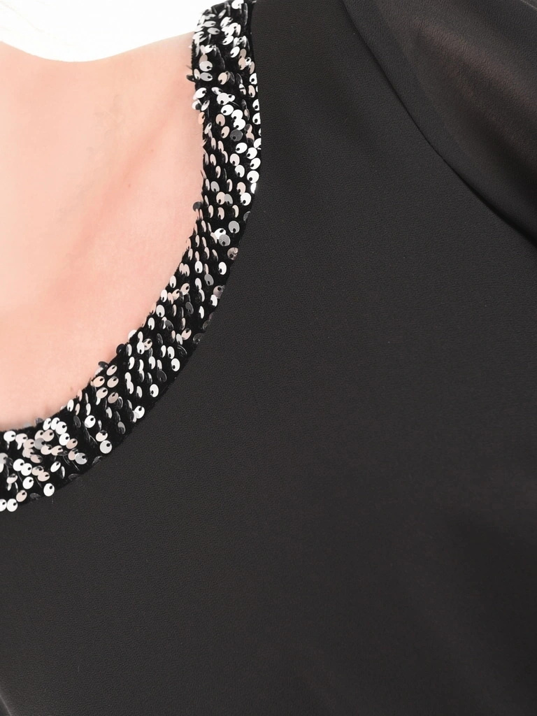 Czarna sukienka wieczorowa midi z asymetryczną narzutką – elegancki akcent z cekinami na andrzejki i sylwestra 31296