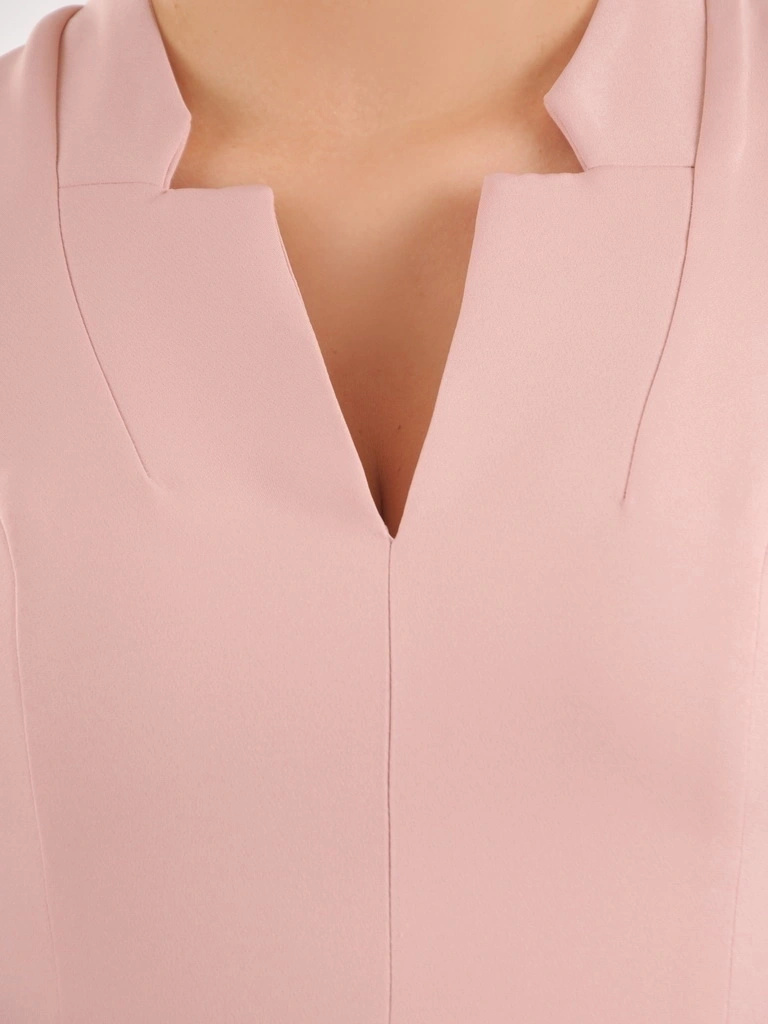 Elegancka sukienka wizytowa midi pudrowy róż – prosty fason z piórkami modelujący sylwetkę 35670