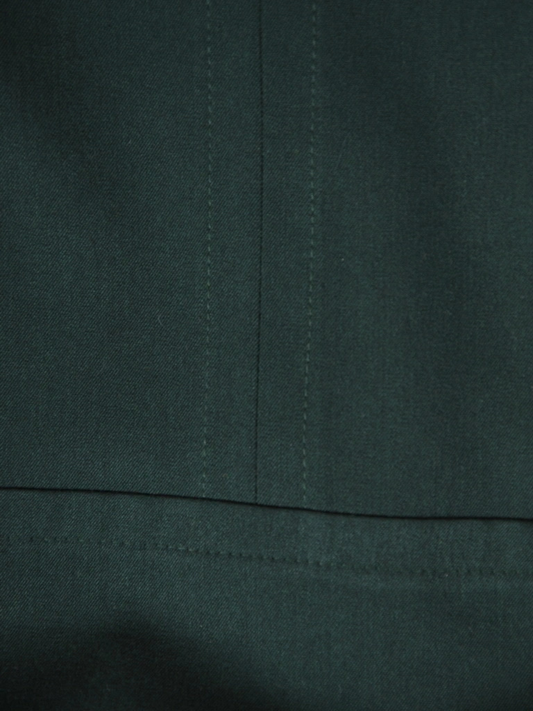 Elegancka prosta sukienka midi w kolorze butelkowej zieleni – wysmuklający krój z rękawami 3/4 39159