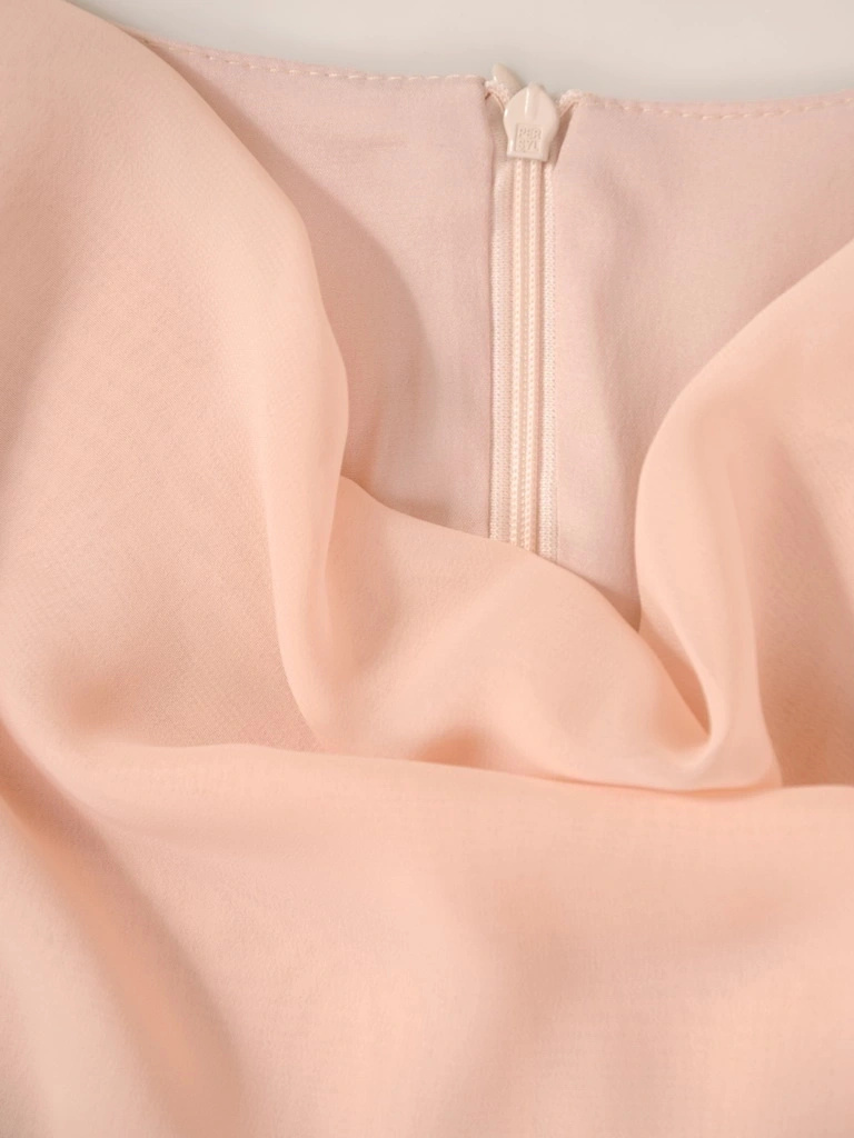 Elegancka brzoskwiniowa sukienka na wesele midi – prosty krój z efektownym dekoltem woda 32638
