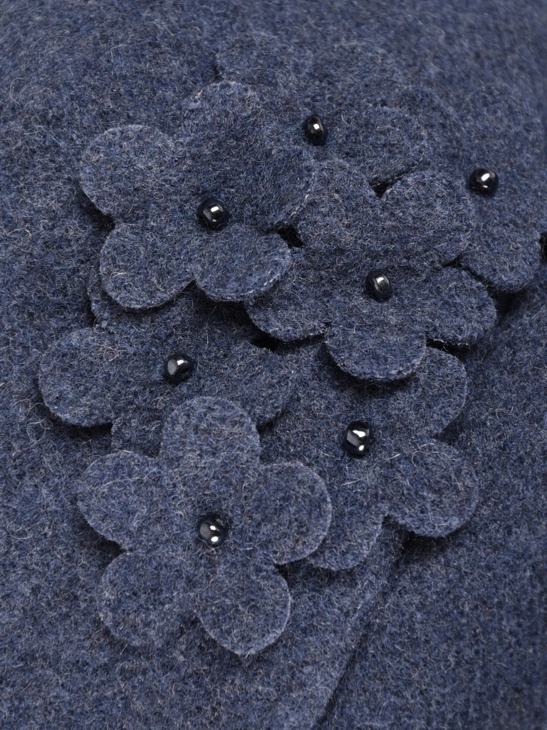 Elegancki kapelusz damski cloche jeansowy na zimę – ocieplany model z regulacją i kwiatem 42386