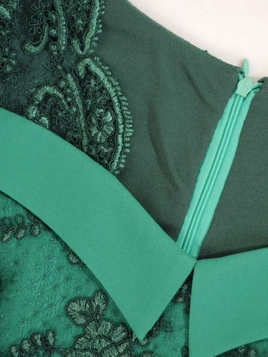 Elegancka zielona sukienka wizytowa o prostym kroju – koronkowe rękawy 3/4 dodające sylwetce lekkości 32457