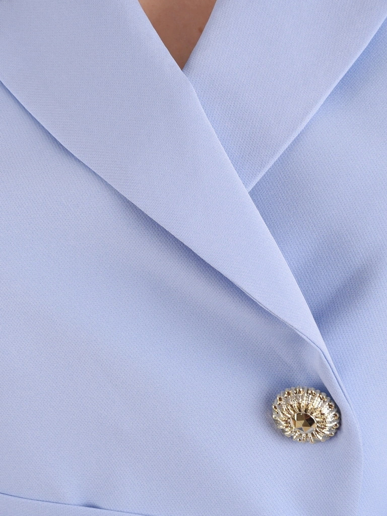 Stylowy błękitny komplet z prostym żakietem i eleganckimi spodniami – z paskiem modelującym talię, doskonały na uroczystości 41910