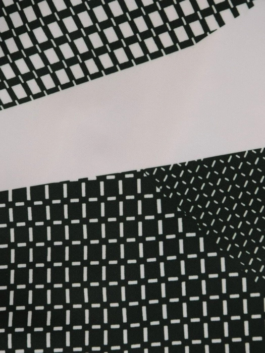 Ciemnozielona sukienka o prostym kroju w geometryczny print – szykowny dekolt w łódkę i wygoda 20051