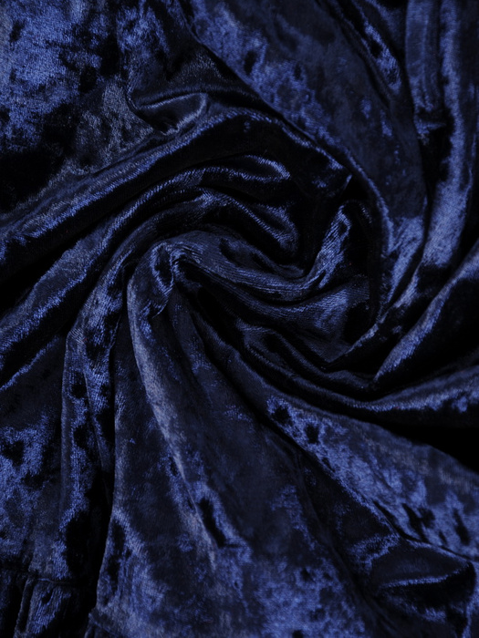 Granatowa, welurowa sukienka z ozdobnymi falbanami i wiązaniem 31716