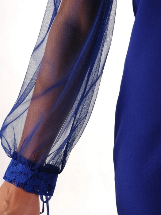 Elegancka chabrowa sukienka wieczorowa midi o prostym kroju – tiulowe rękawy z koronką 22516