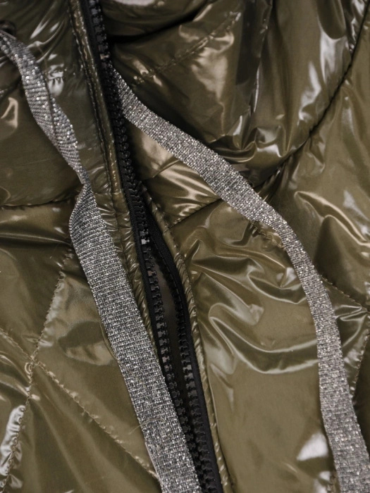Oliwkowa kurtka pikowana damska na jesień i zimę – prosty krój z wiązaną stójką i ściągaczami 31947