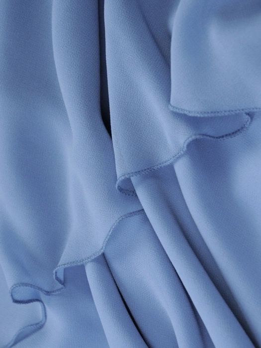Elegancka sukienka na wesele i andrzejki niebieska midi – rozkloszowany fason z falbanami wysmuklający sylwetkę 35765