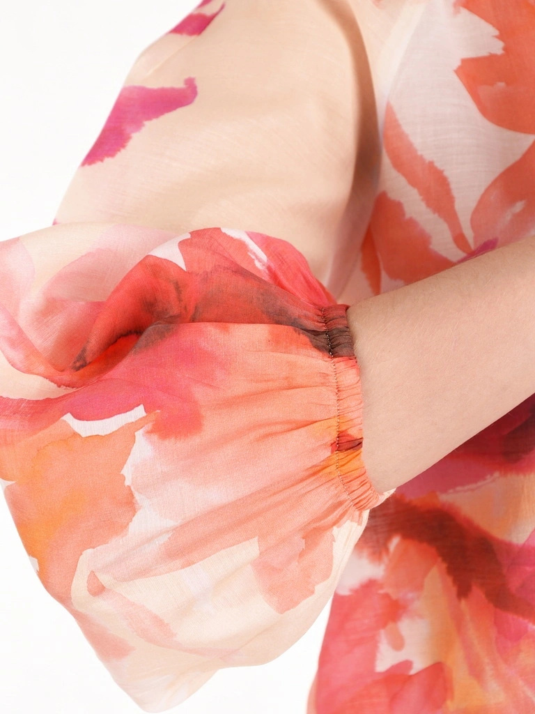 Elegancka bluzka wizytowa we wzory z dekoltem w serek – prosty krój z bufiastymi rękawami 41776