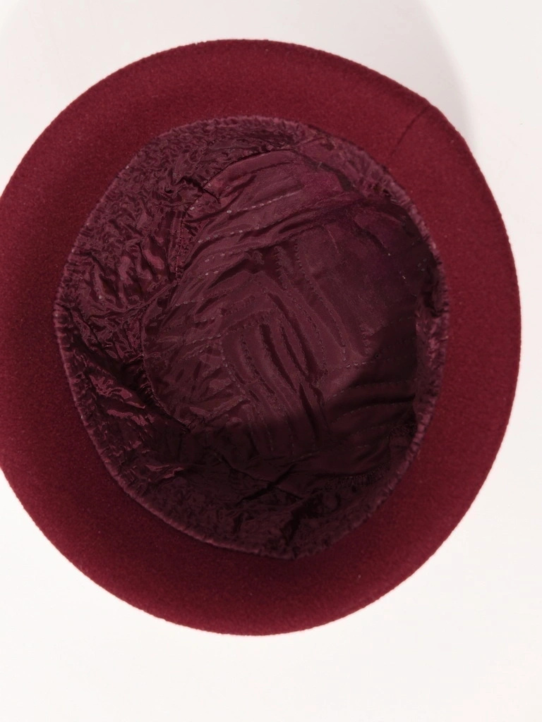 Elegancki kapelusz damski zimowy cloche w kolorze bordowym – ocieplany fason z krótkim rondem 40903