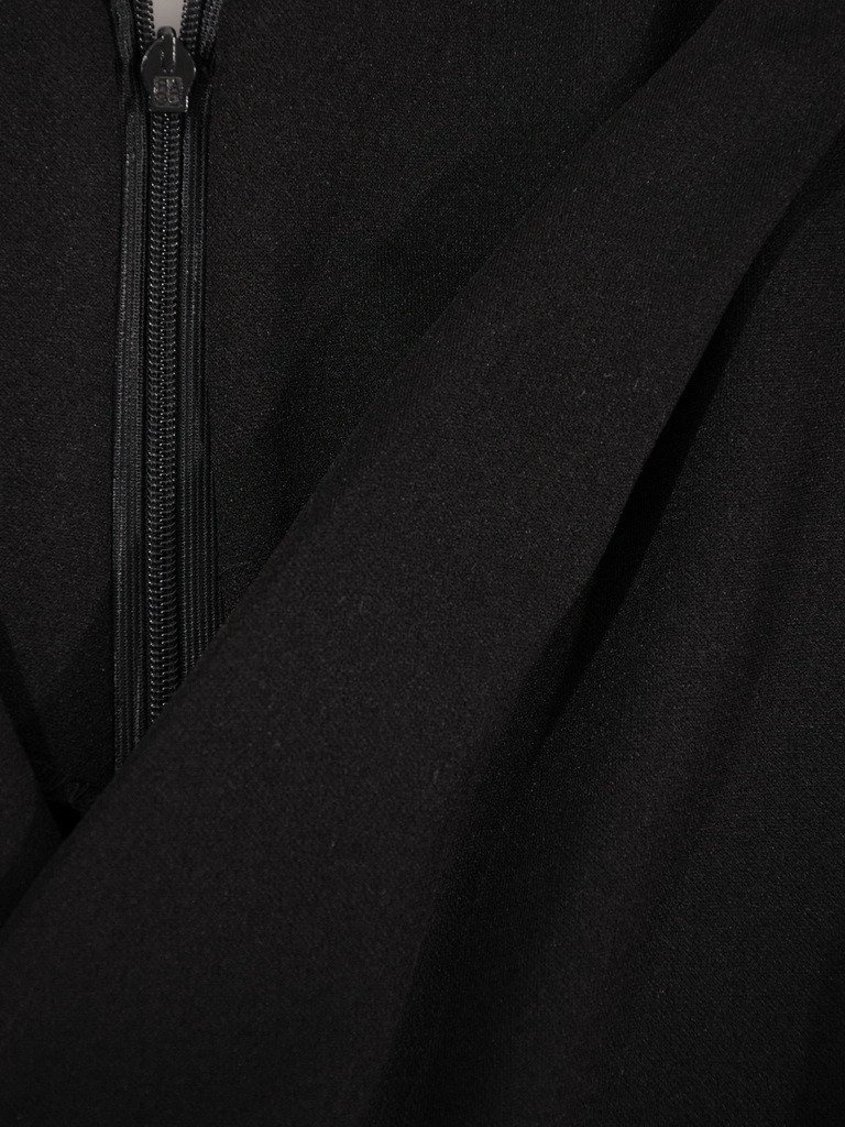 Elegancka czarna sukienka kopertowa midi – wysmuklające wiązanie w pasie i stylowy kołnierzyk 18596