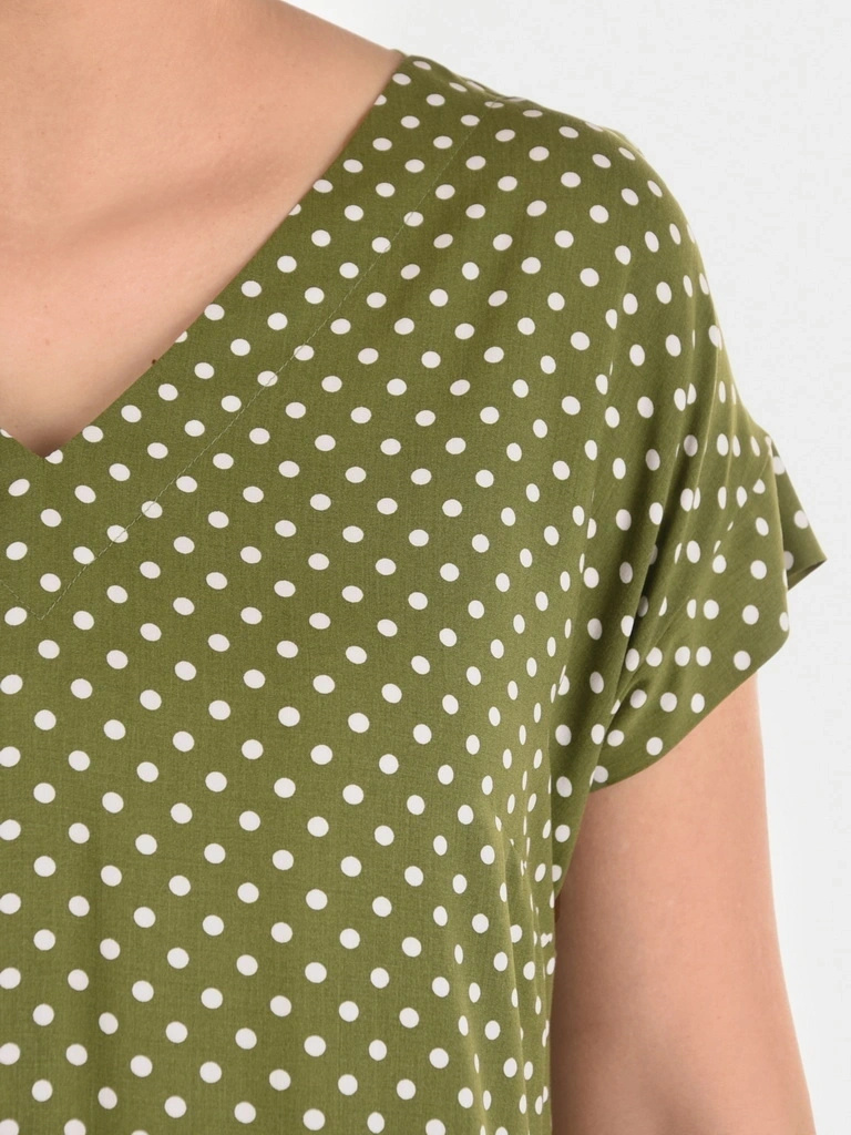 Wiskozowa sukienka rozkloszowana w grochy khaki – fason podkreślający talię i kobiece kształty 41410