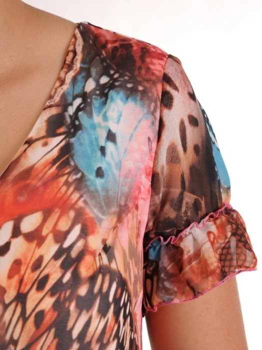 Elegancka sukienka trapezowa midi we wzory na wesele – wysmuklający fason z falbankami 26076