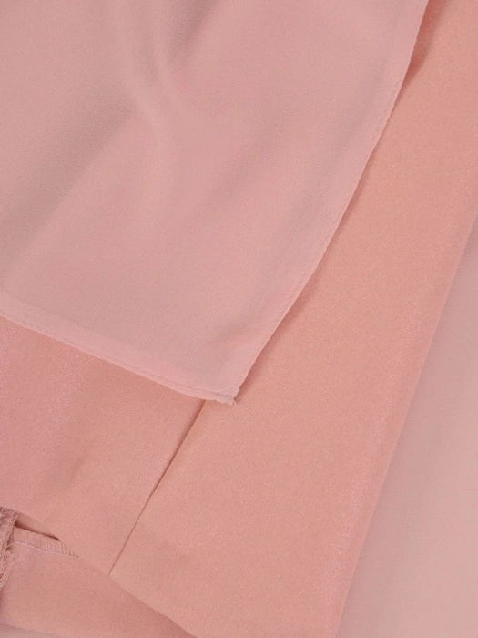 Elegancka sukienka wizytowa midi w pudrowym różu – luźny, prosty fason z połyskującym akcentem 26780