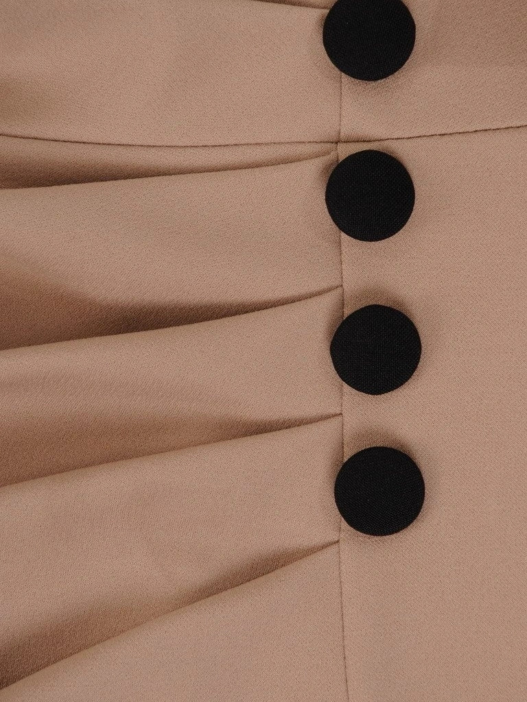 Stylowa sukienka damska cappuccino do kolan – prosty krój z eleganckimi mankietami i marszczeniem 20430