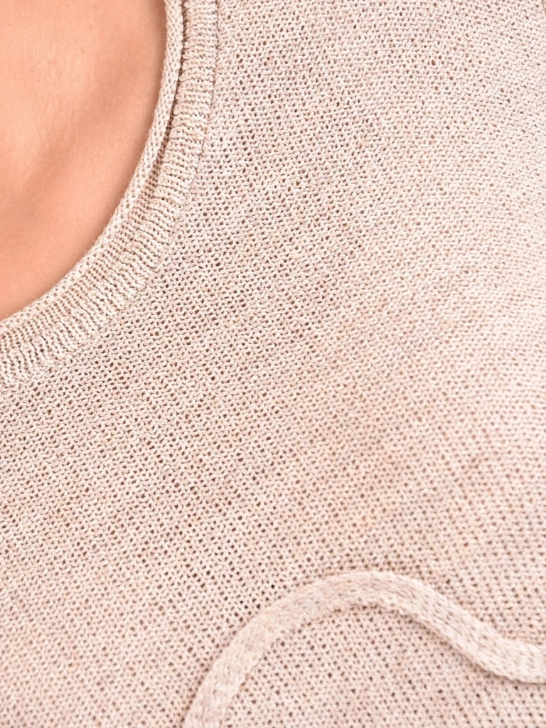 Beżowy sweter damski w kwiaty o prostym kroju – komfortowy fason z rozcięciami po bokach 40826
