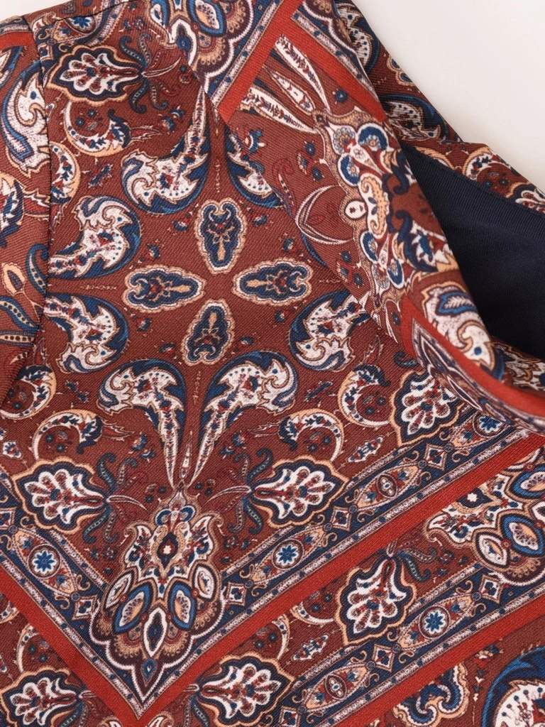 Prosta sukienka midi w wzory beżowo-brązowe – elegancki model z kołnierzykiem i paskiem 40390
