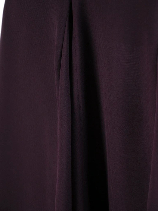 Elegancka fioletowa sukienka wizytowa midi – rozkloszowany krój w kwiaty ze zwiewnym dołem 23154