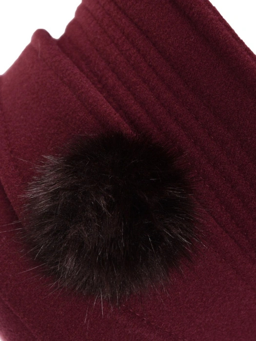 Elegancki kapelusz cloche w kolorze buraczkowym – ciepły fason z regulowanym obwodem na chłodne dni 42358