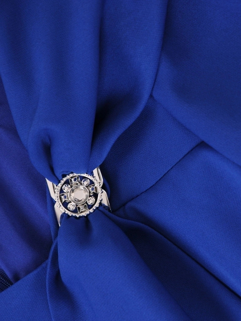 Elegancka chabrowa sukienka midi w kwiaty – rozkloszowany krój z dekoracyjną kokardą 37985