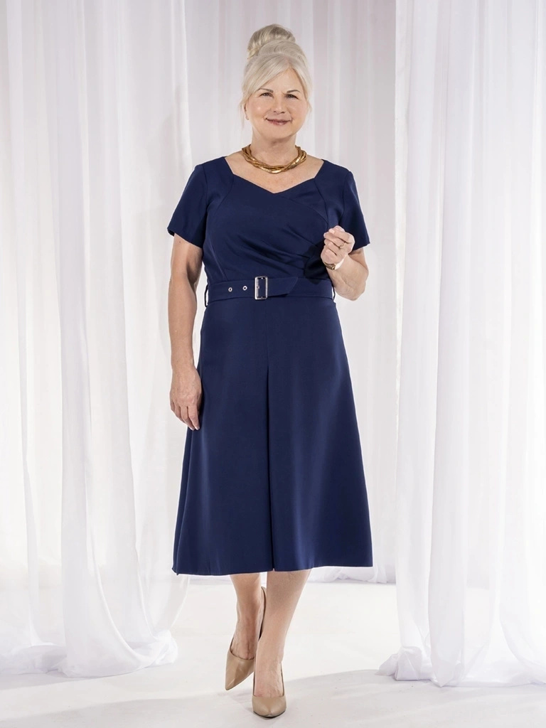 Elegancka granatowa sukienka midi z kontrafałdą i paskiem – rozkloszowany fason akcentujący talię 19625