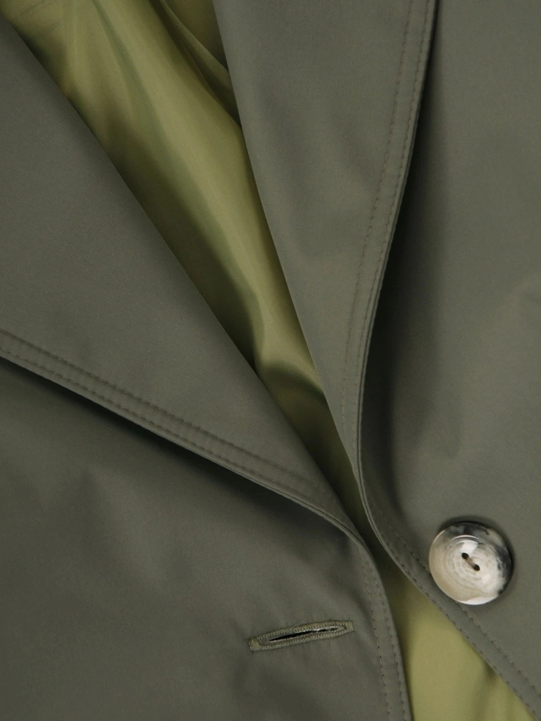 Stylowy płaszcz na jesień damski trencz khaki – kobiecy fason z paskiem modelującym sylwetkę 39409