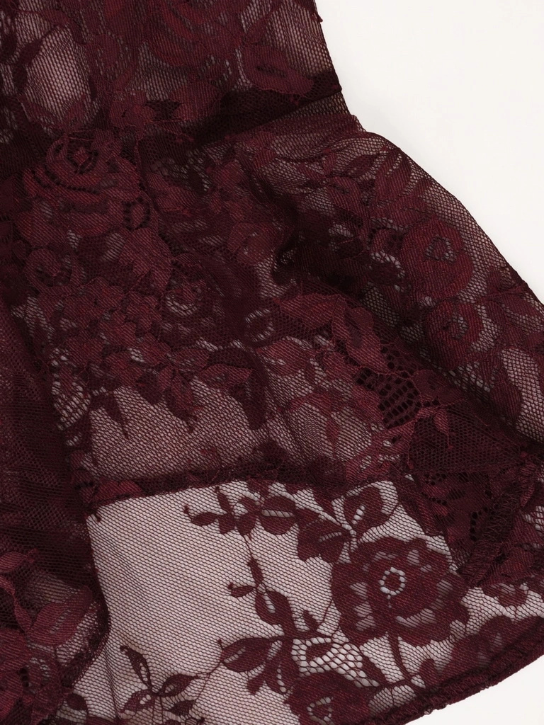 Bordowo-śliwkowa sukienka w kwiaty na wesele – elegancki fason z ozdobnymi rękawami 42111