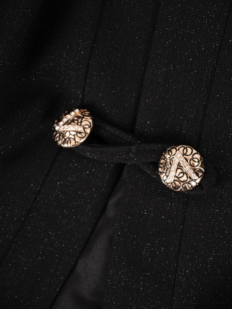 Elegancki czarny żakiet z ozdobnym dekoltem i połyskującymi nitkami – o prostym kroju, do biura i na wyjścia 39396