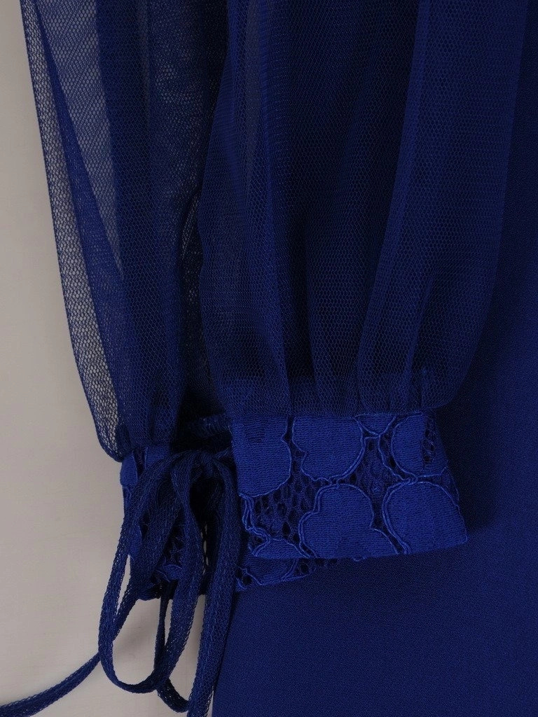 Elegancka chabrowa sukienka wieczorowa midi o prostym kroju – tiulowe rękawy z koronką 22516