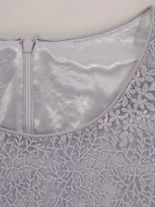 Elegancka szara sukienka na wesele w florystyczny wzór – prosty fason z błyszczącym akcentem i rękawem 3/4 25050