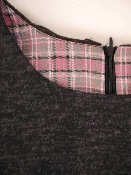 Grafitowa sukienka damska w kratkę o prostym kroju – ze zdejmowanym kominem na jesień 35017