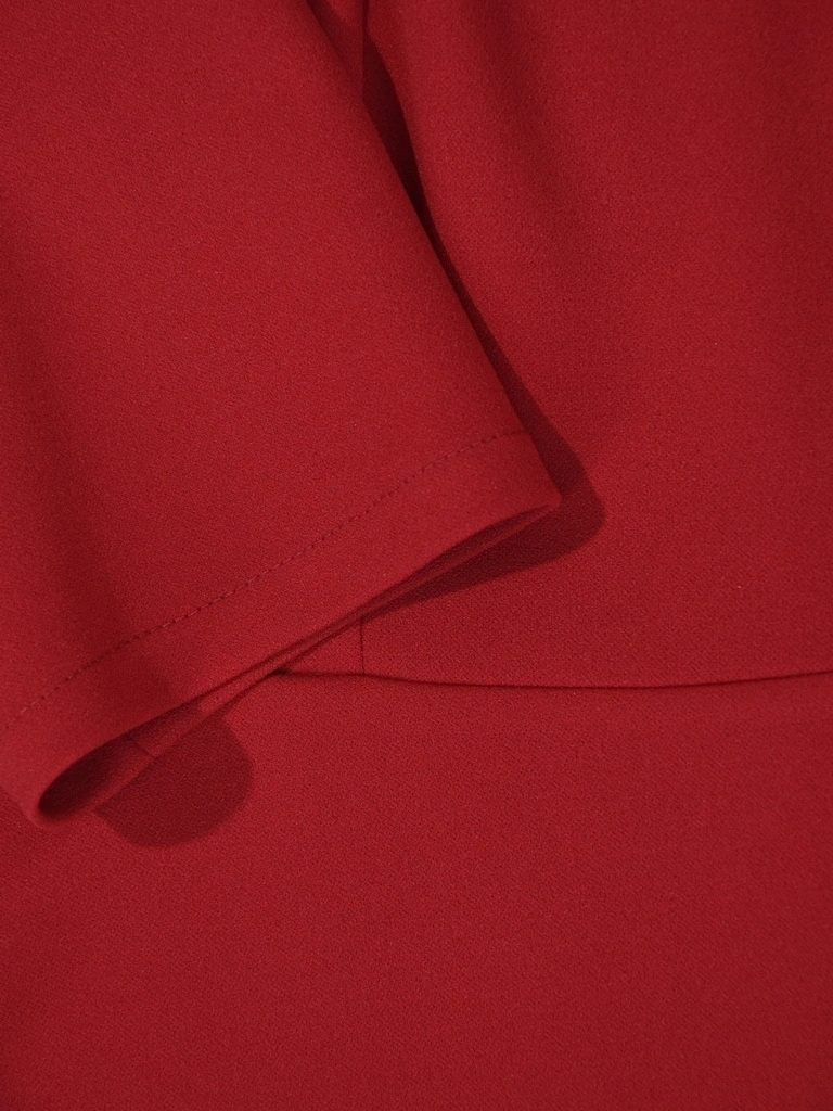 Elegancka czerwona sukienka rozkloszowana midi – kobiecy krój maskujący biodra i wysmuklający talię 37390