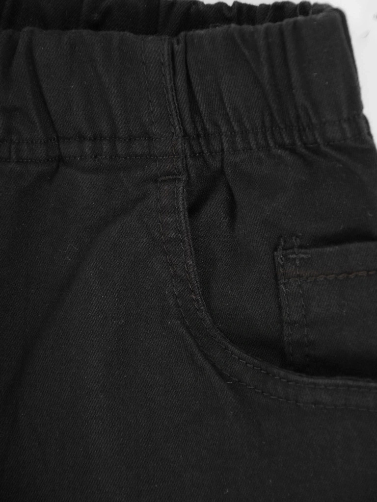 Eleganckie czarne spodnie z prostymi nogawkami i elastycznym pasem – optycznie wysmuklające figurę plus size 34900