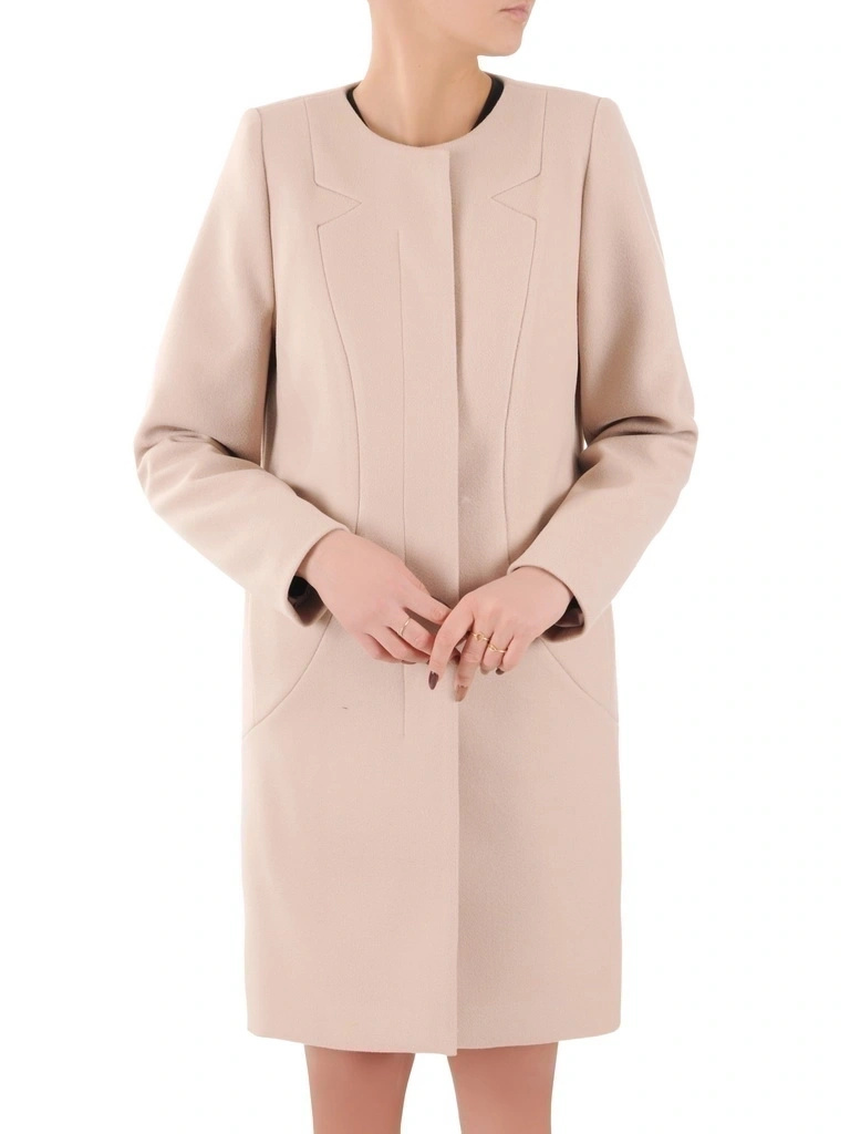 Beżowy płaszcz damski o prostym kroju – optycznie wysmuklające przeszycia i kryte zapięcie 37629