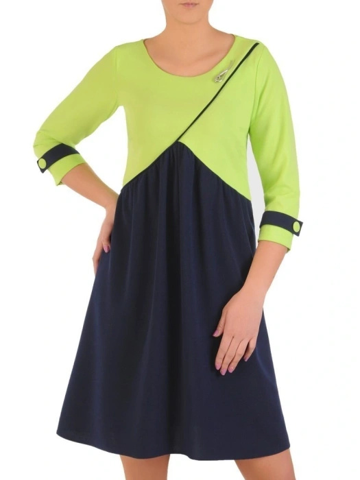 Elegancka sukienka trapezowa w odcieniu granatu – tuszujący biodra fason z rękawem 3/4 28411
