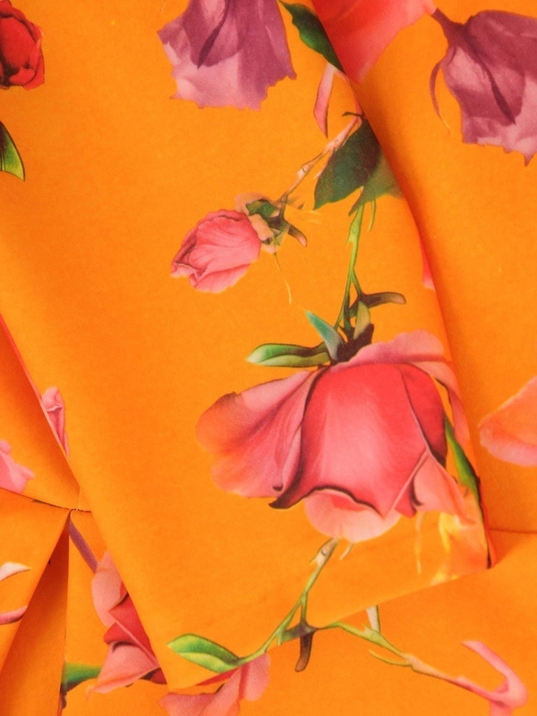 Pomarańczowa sukienka rozkloszowana maxi w kwiaty – elegancki krój z rękawem 3/4 i kontrafałdami 38025