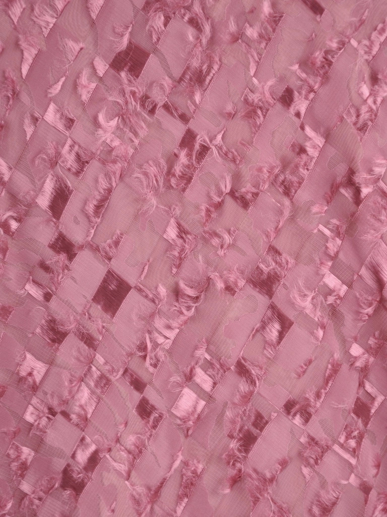 Elegancka sukienka maxi w odcieniu brudnego różu – rozkloszowany fason wysmuklający sylwetkę 38058
