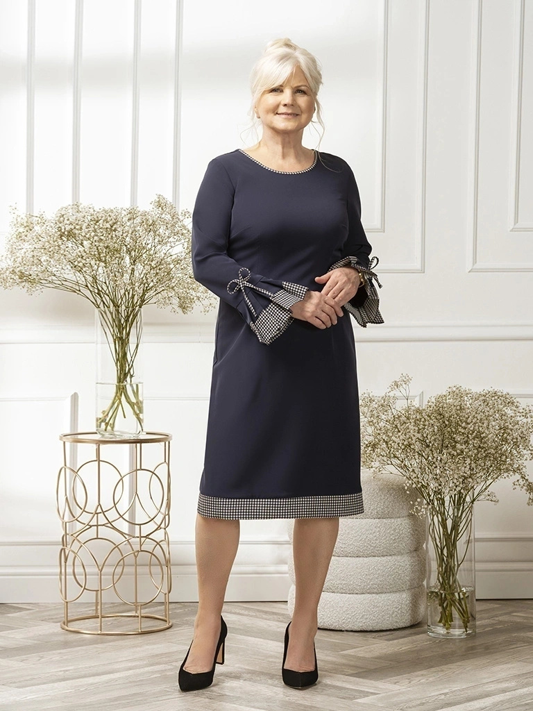 Elegancka granatowa sukienka biurowa w pepitkę – prosty fason z ozdobnymi rękawami i dekoltem łódka 31422