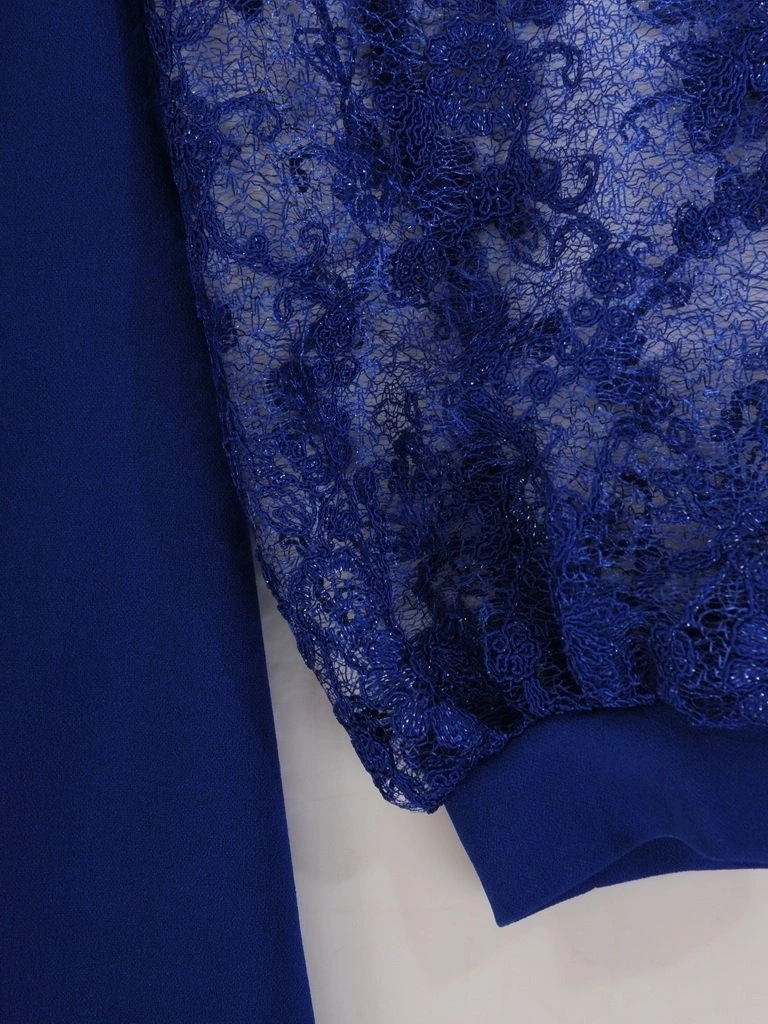 Elegancka chabrowa sukienka trapezowa na wesele i andrzejki – tuszujący biodra fason z koronką 24371