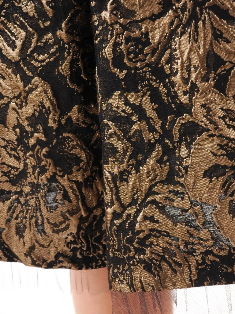 Czarno-złota sukienka rozkloszowana w kwiaty – elegancki model z dekoltem łódka i kontrafałdami 31900